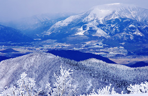 奥が冬化粧した伊吹山