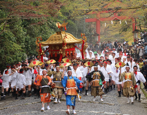 迫力ある祭の様子