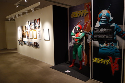 仮面ライダーの立像、イラストや写真パネルを展示
