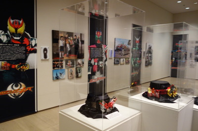 平成の仮面ライダーの写真パネルや変身ベルトを展示